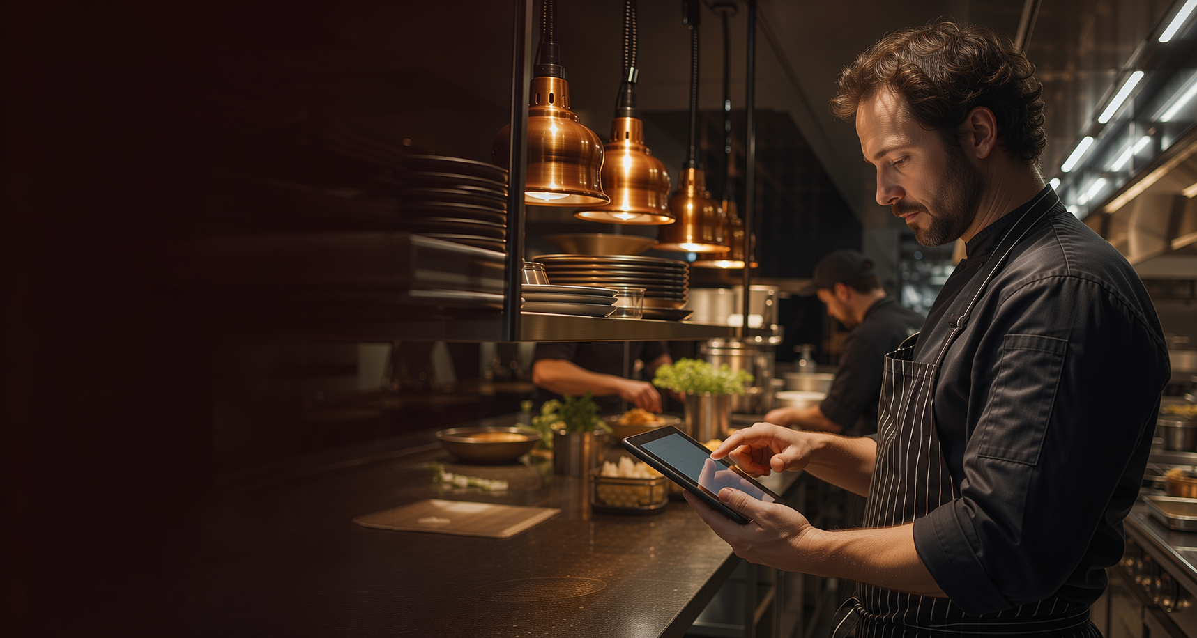 Gastronom koordiniert Bestellungen und Abläufe in der Küche.